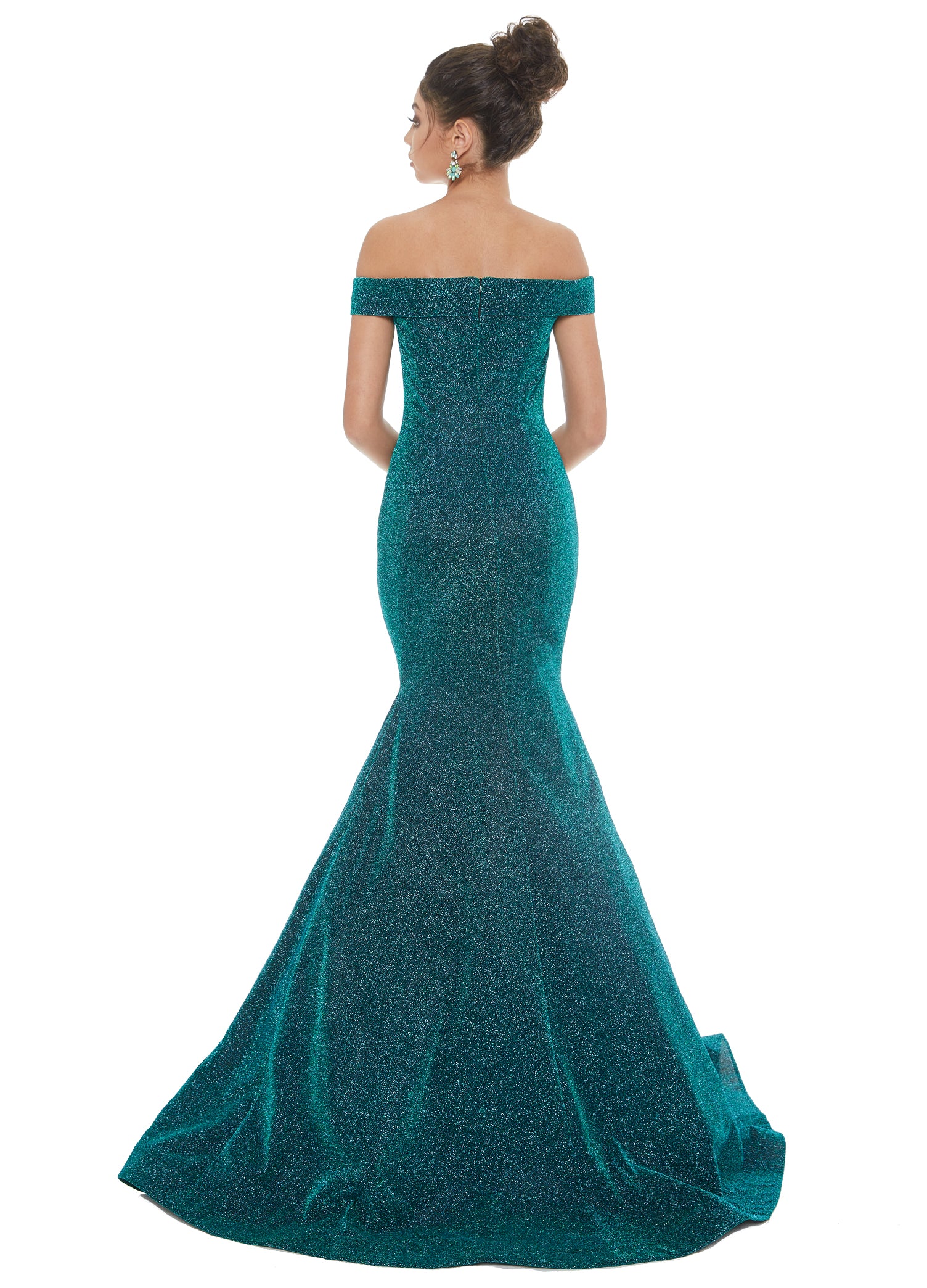 Ashley Lauren 1606 is a long fitted Metallic Shimmer fitted stretch Scuba Prom & Pageant Dress. Featuring an off the shoulder straight neckline This shimmering evening gown has a lush Trumpet skirt with a sweeping train and a horse hair edged hem.